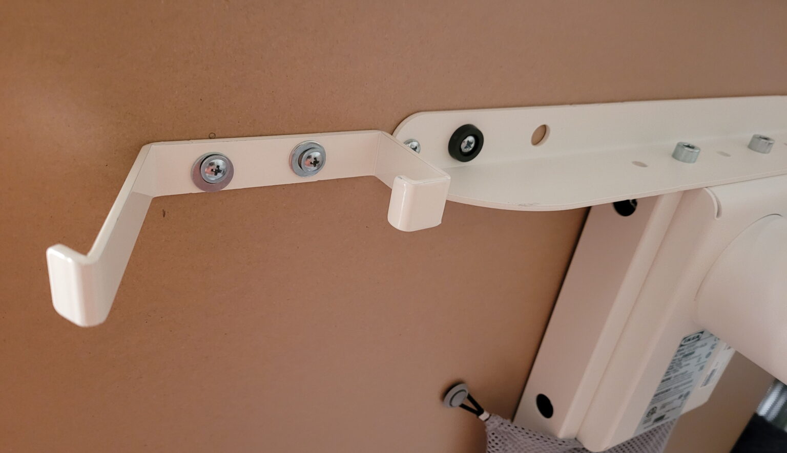 How to organize/hide cables in an Ikea Bekant desk Recensioni