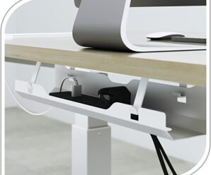Hvordan organisere/gjemme kabler i et Ikea Bekant skrivebord